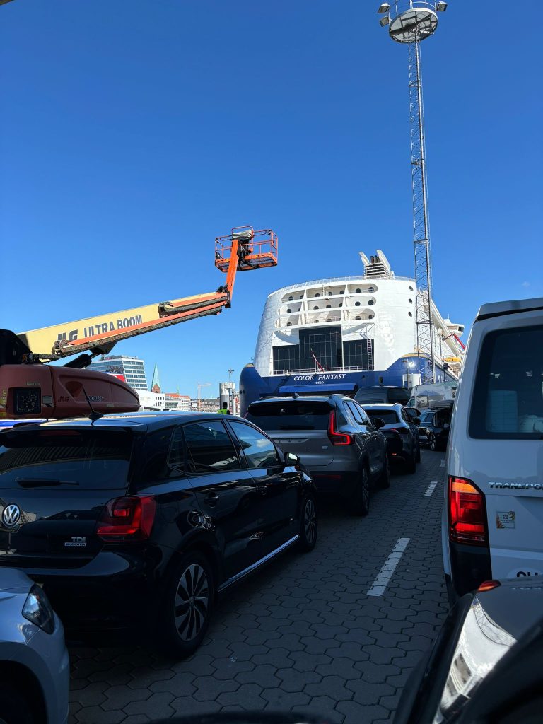 Autos fahren im Kieler Hafen an Bord der Color Fantasy