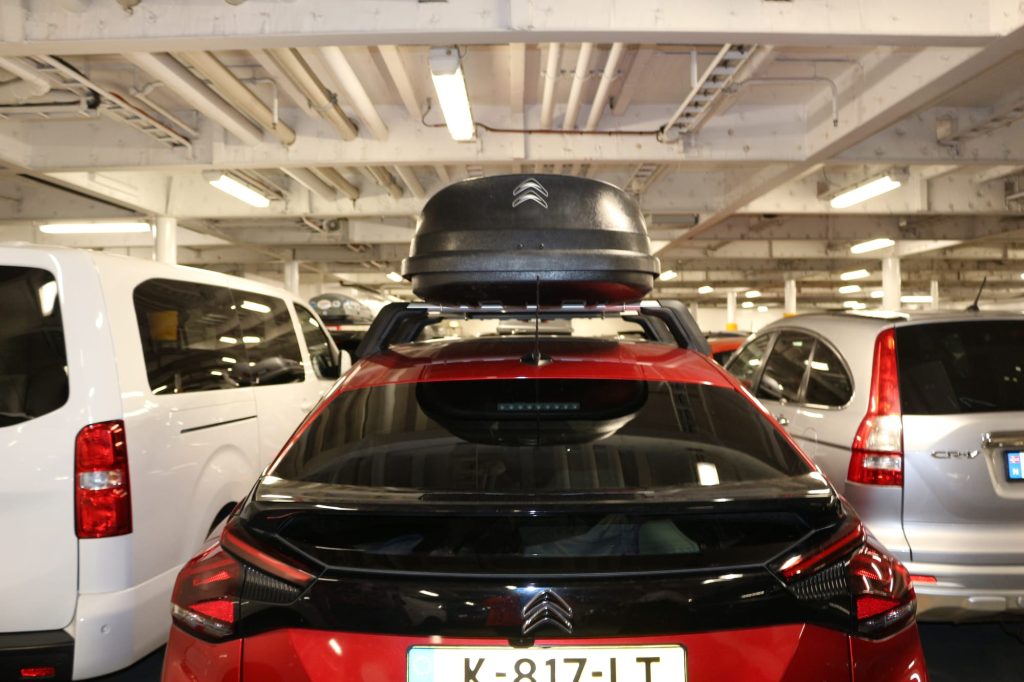 Geparkte Autos auf dem Autodeck der Color Fantasy