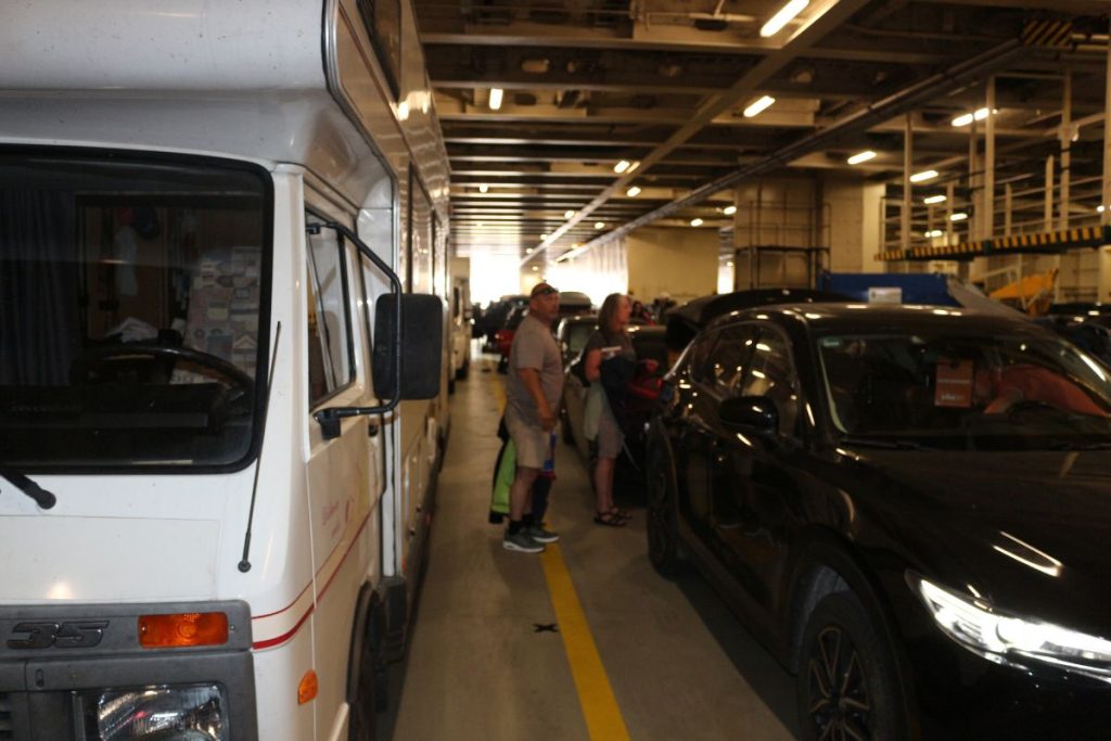 Wohnmobil und Autos auf dem Autodeck der Fähre Kiel–Oslo