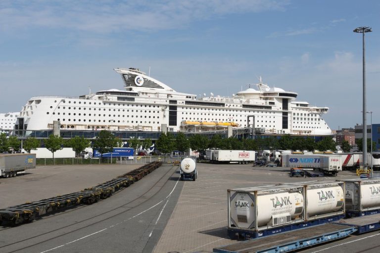 Die Color Fantasy an der Kaje des Color-Line-Terminals in Kiel