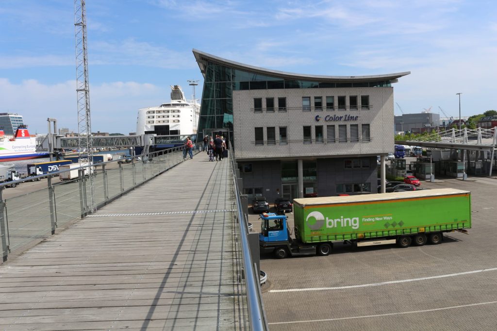 Fußgängerbrücke zum Color-Line-Terminal am Norwegenkai in Kiel