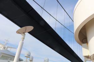 Die Color Fantasy fährt unter der Großen-Belt-Brücke hindurch