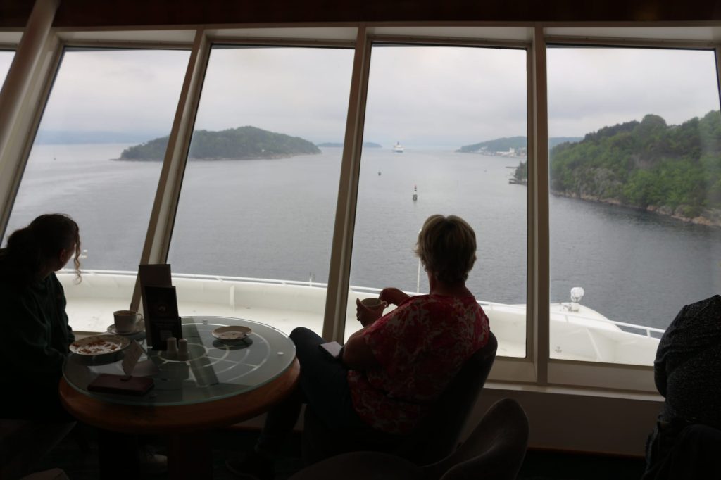 Passagiere frühstücken mit Blick auf den Oslofjord